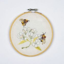 Borduurpakket 2 Bee's and Blossom Dutch Stitch Brothers 042A