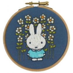 Vrij borduren pakket Nijntje in bloemenveld PAKO 196.002