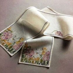 Borduurpakket tafelband Viooltjes Haandarbejdets Fremme 16-9916